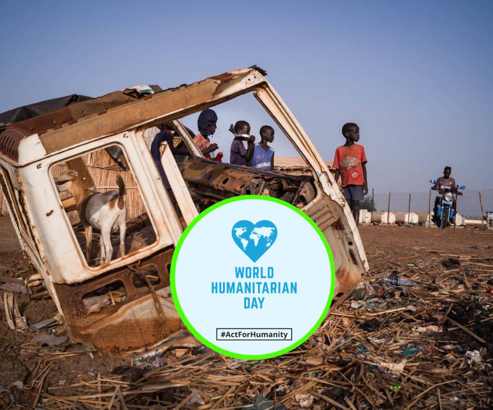 Dzieci przy wraku auta. W środku grafika World Humanitarian Day. O pomocy humanitarnej czytaj na SE Portal Obronny.