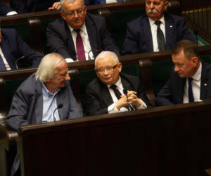 Wiercą Kaczyńskiemu za ścianą