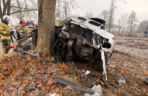 Wypadek pod Iławą. Mitsubishi roztrzaskało się na drzewie! Pięć osób rannych, w tym jedna walczy o życie