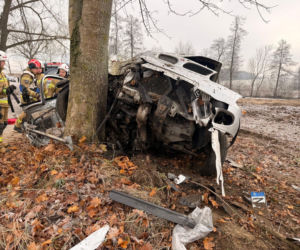 Wypadek pod Iławą. Mitsubishi roztrzaskało się na drzewie! Pięć osób rannych, w tym jedna walczy o życie