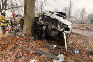 Wypadek pod Iławą. Mitsubishi roztrzaskało się na drzewie! Pięć osób rannych, w tym jedna walczy o życie