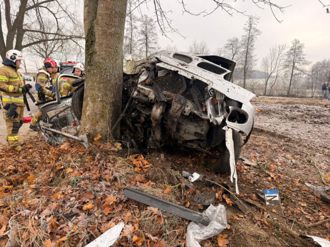 Wypadek pod Iławą. Mitsubishi roztrzaskało się na drzewie! Pięć osób rannych, w tym jedna walczy o życie