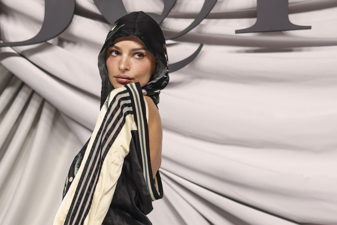 Emily Ratajkowski zrobiła to na środku ulicy. Piękna Polka w gorących scenach. W ogóle się nie krępuje