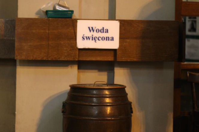 Woda święcona, kościół