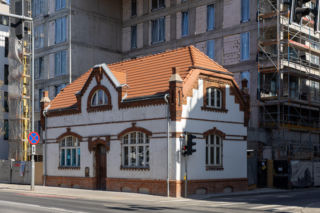 Blok z dziurą na dom. Oto najbardziej kontrowersyjna budowa w Polsce? Kapitanat Garbary w Poznaniu