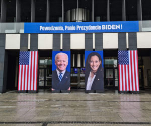 Przed Urzędem Marszałkowskim w Poznaniu stanął... Joe Biden! Żenada roku