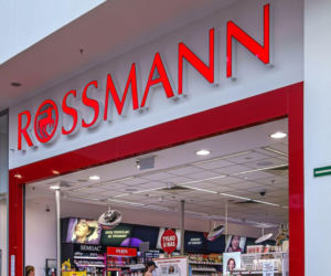 Promocje w Rossmann idealne na Mikołajki. Perfumy, kosmetyki i świeczki w świetnych cenach
