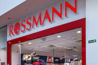 Promocje w Rossmann idealne na Mikołajki. Perfumy, kosmetyki i świeczki w świetnych cenach