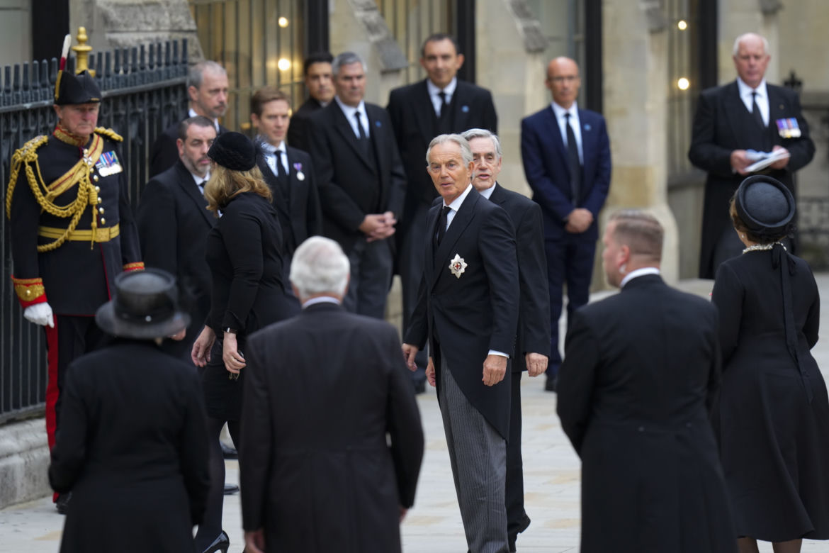 Łzy poddanych i trumna zmierzająca do Westminsteru