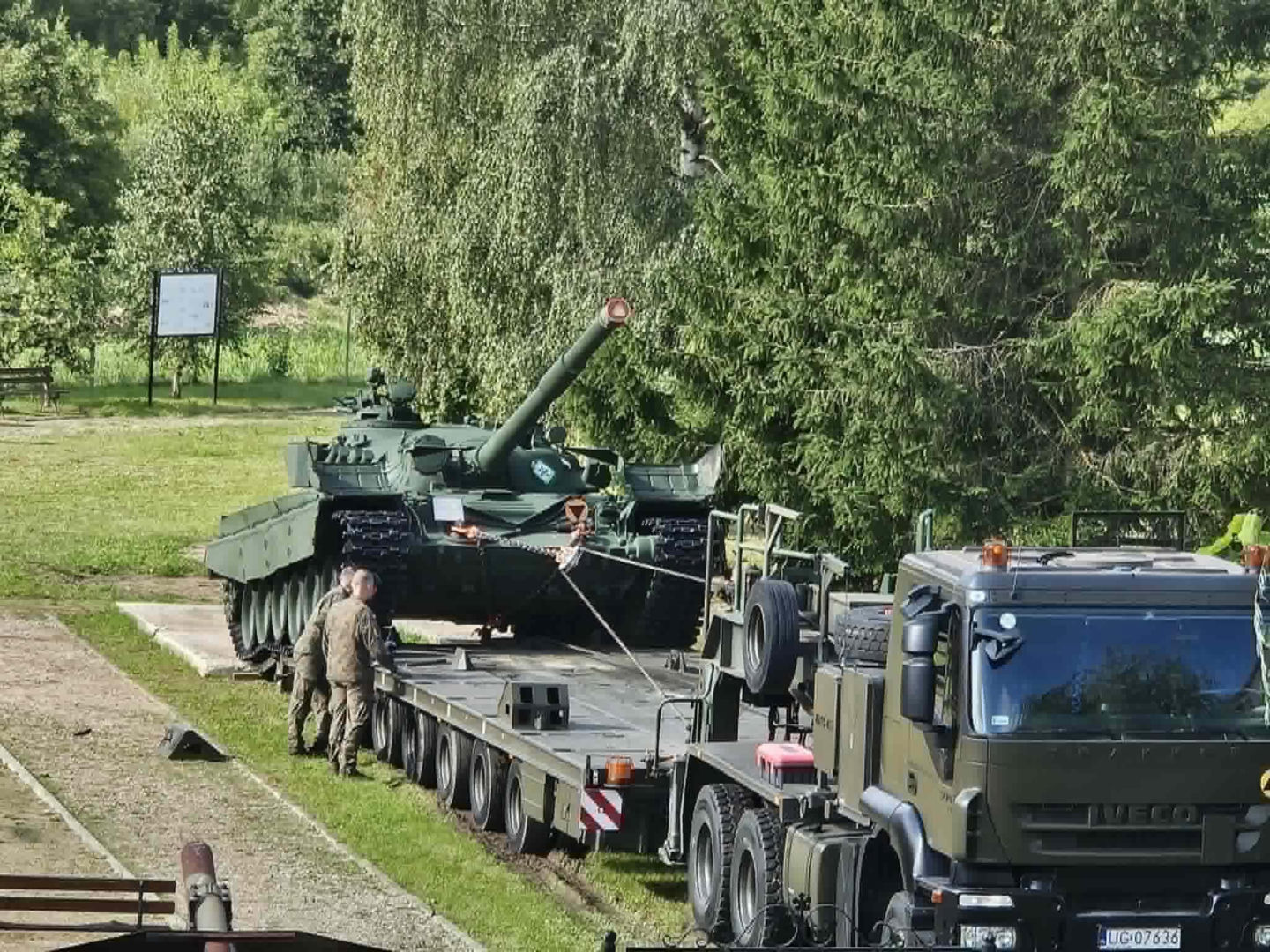 Muzeum w Orzyszu z pancernym wzmocnieniem. Czołg T-72 stanął na placu jako nowy eksponat