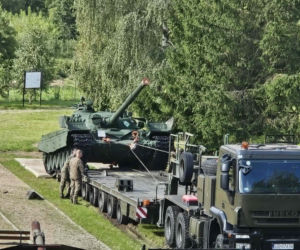 Muzeum w Orzyszu z pancernym wzmocnieniem. Czołg T-72 stanął na placu jako nowy eksponat