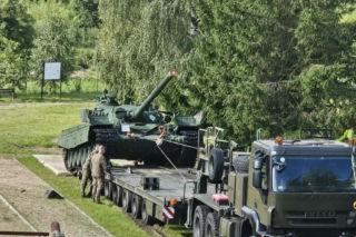 Muzeum w Orzyszu z pancernym wzmocnieniem. Czołg T-72 stanął na placu jako nowy eksponat