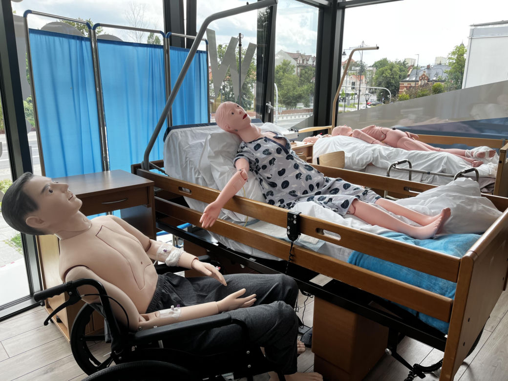 Wakacyjny patrol Eska Summer City w olsztyńskim oddziale Szkoły Policealnej Pascal