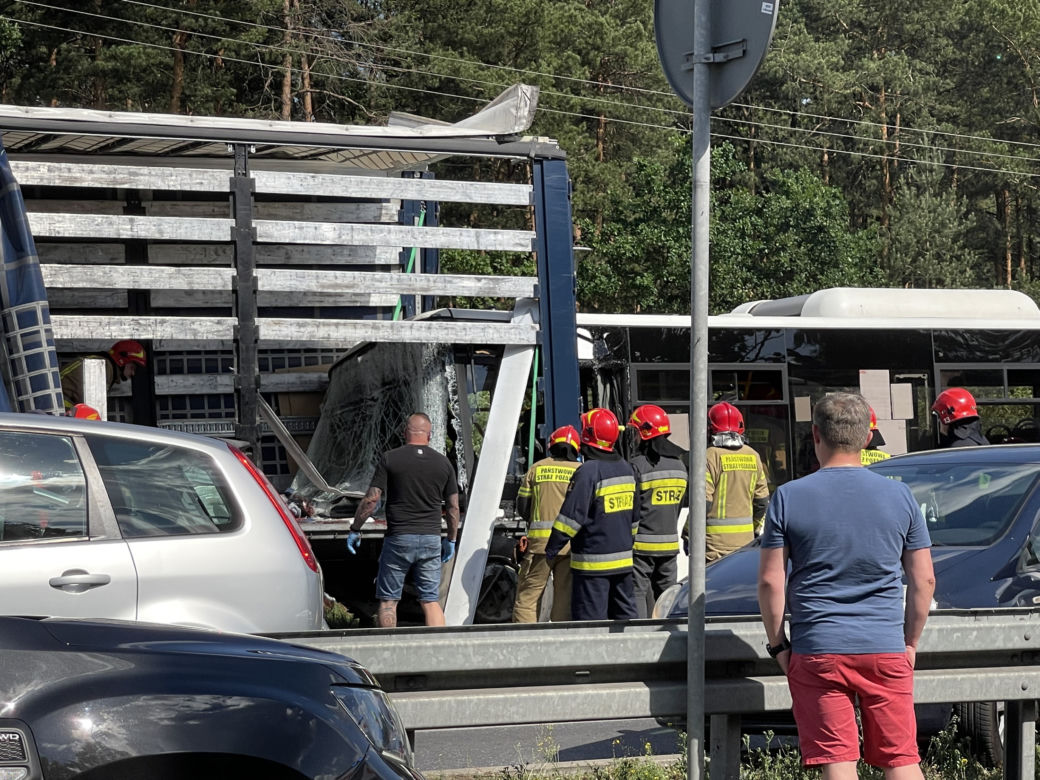 Wypadek miejskiego autobusu w Ząbkach