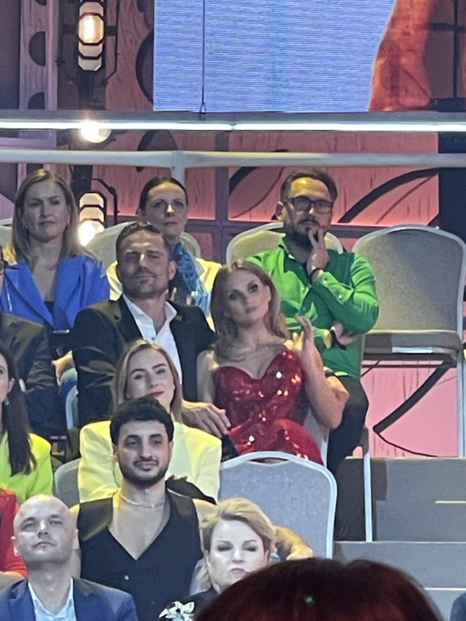 Tak Kaczorowska i Rogacewicz zachowywali się na ramówce TVP. Najpierw obejmował, a potem nurkował pod krzesło!