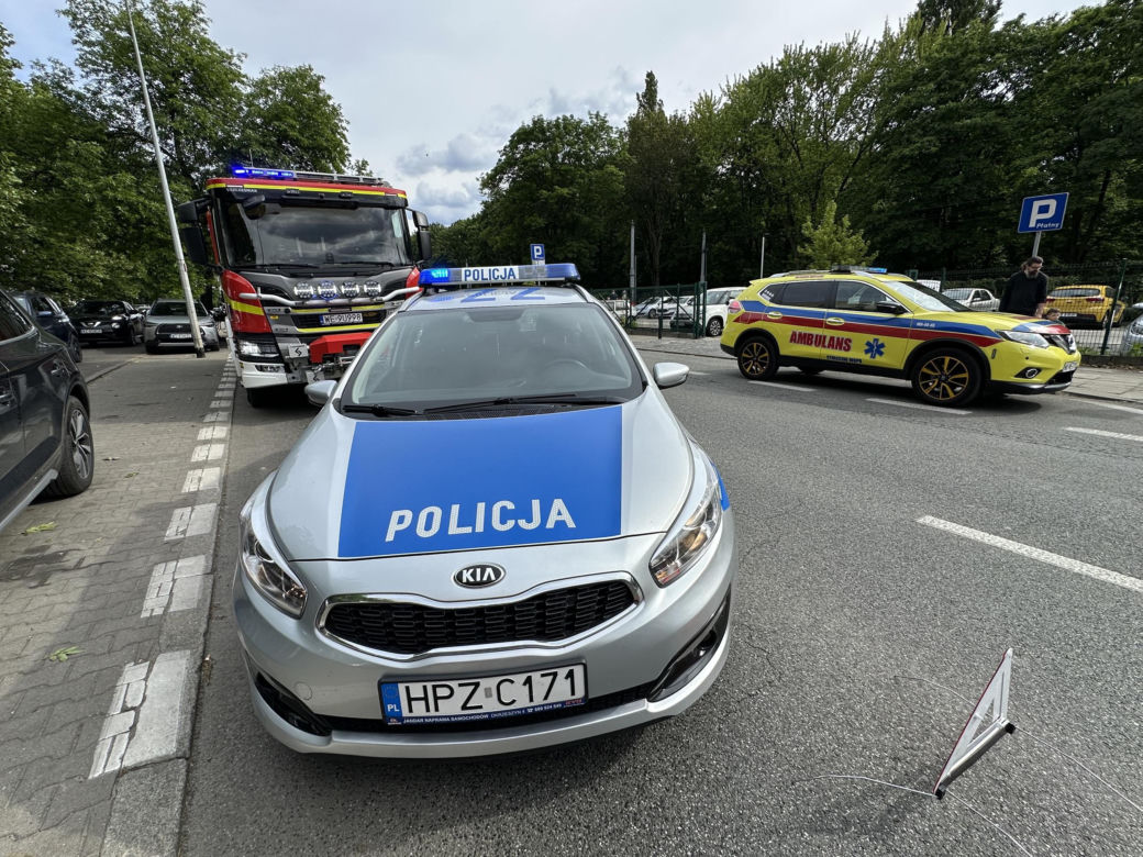 Motocyklista zderzył się z oplem i walnął w forda. Poważny wypadek na Pradze-Północ kont. Warszawa