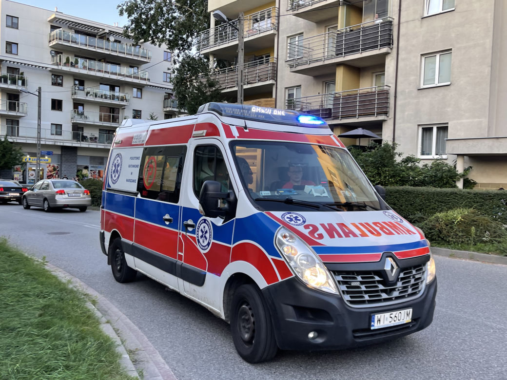 Warszawa. Koszmar na Bemowie. Roczna dziewczynka runęła z 4 piętra. Dramatyczna akcja ratunkowa