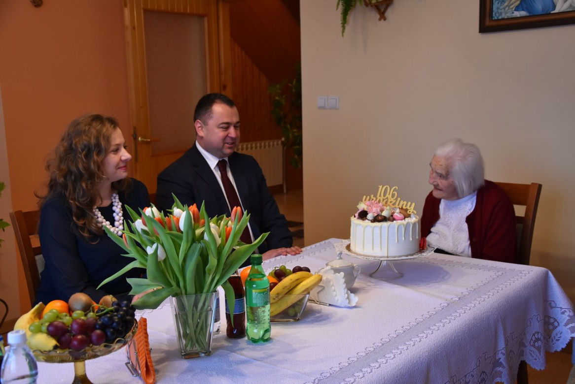 NIESAMOWITE! Pani Karolina żyje już 106 lat! Zdradziła receptę na długowieczność