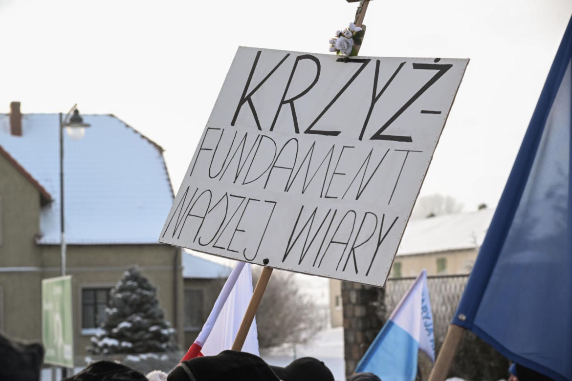 Protest przed szkołą  w Kielnie