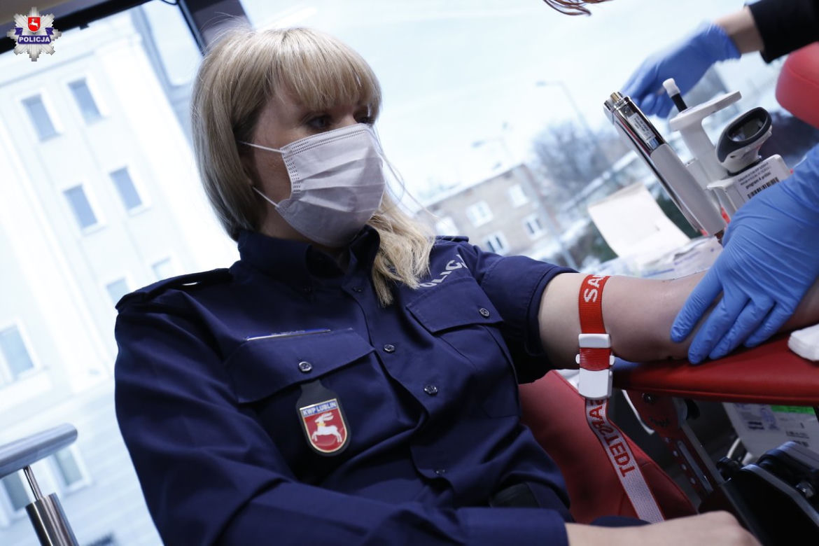 Akcja krwiodawstwa przed komendą wojewódzką. Policjanci oddali blisko 10 litrów krwi! 
