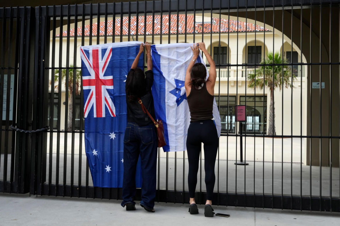 Premier Australii Anthony Albanese zaproponował w poniedziałek zaostrzenie przepisów dotyczących broni palnej po strzelaninie, która miała miejsce w niedzielę na popularnej plaży Bondi w Sydney. Zginęło w niej co najmniej 15 osób.