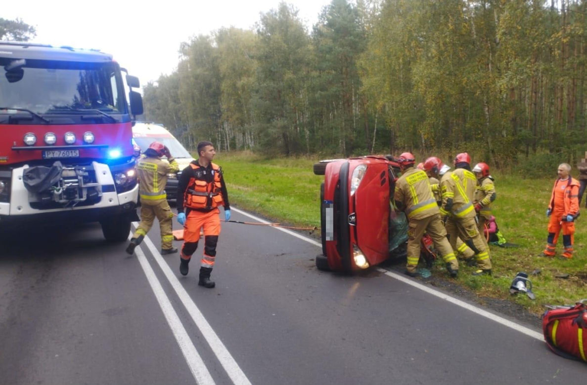 Starsze małżeństwo dachowało samochodem. Wypadek koło Leszna