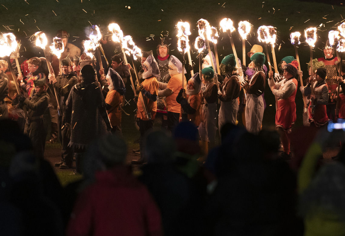 Topory, drakkar i ogień. Wikingowie podbili Szetlandy 
