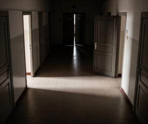 Złodziej kleju do protez schwytany. Co naprawdę ukrywał pod bluzą?