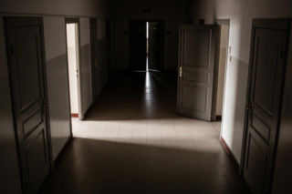 Złodziej kleju do protez schwytany. Co naprawdę ukrywał pod bluzą?