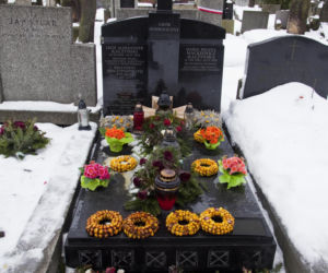 Tak wyglądał grób rodziny Kaczyńskich w 2010 roku