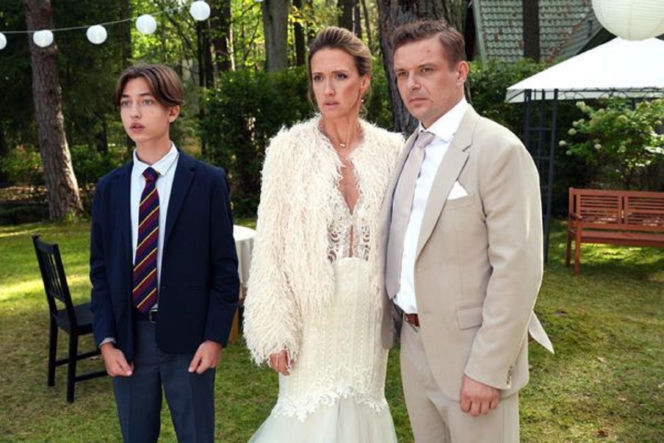 Barwy szczęścia, odcinek 3320. Emil (Artem Malaszczuk), Asia (Anna Gzyra), Hubert (Marek Molak)