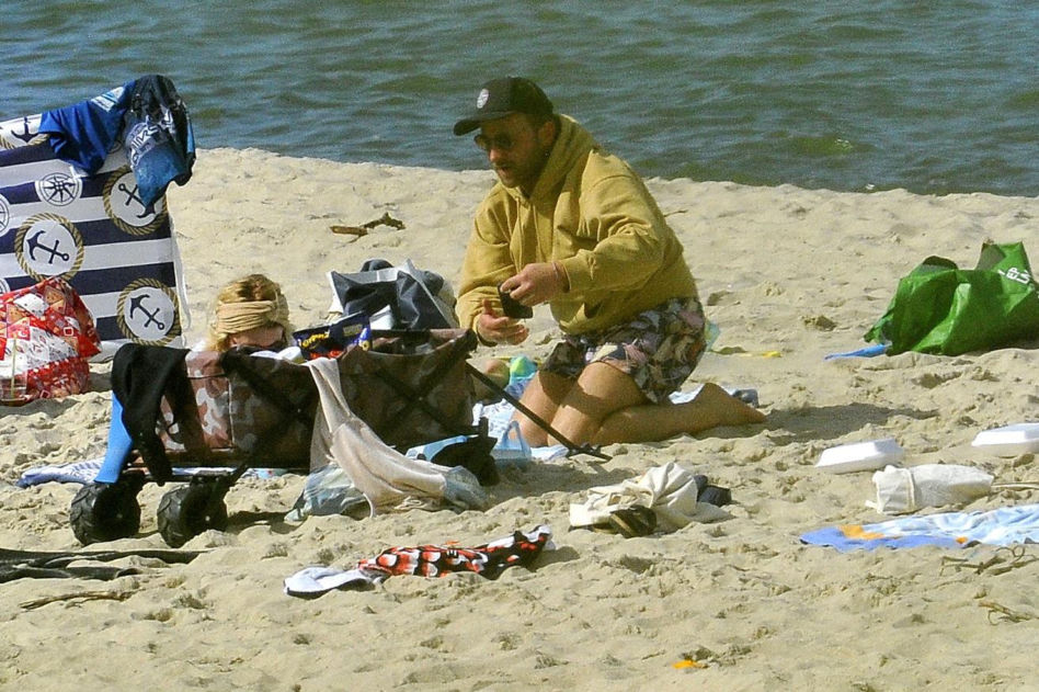 Borys Szyc z rodziną na plaży