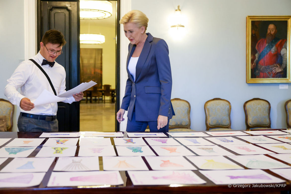 Projektant z zespołem Downa dał Agacie Dudzie prezent. Przepiękna suknia [ZDJĘCIA]