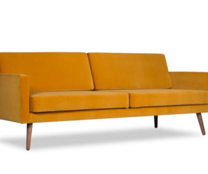 Musztardowa sofa do salonu. Wybraliśmy 10 najmodniejszych modeli!