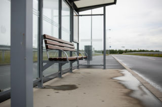 Pijany mężczyzna zamarza na przystanku. Co uratowało mu życie w ostatniej chwili?