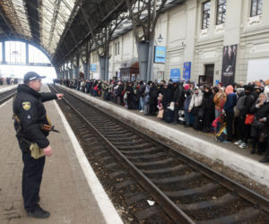Ukraińcy uciekają przed wojną. Szturm na pociągi i autobusy we Lwowie