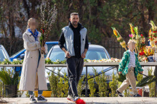 Rafał Maserak tańczący z palmami