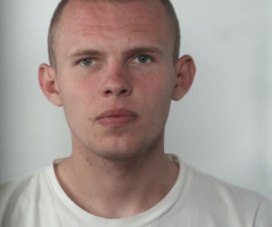 Ci mężczyźni mają lepkie ręce! Złodzieje z Bydgoszczy poszukiwani przez policję [ZDJĘCIA]