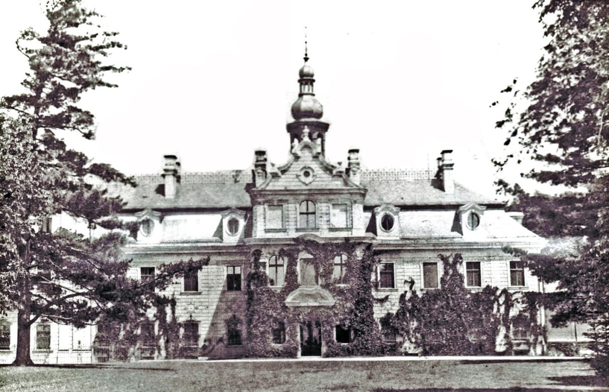 Metamorfoza Zamku w Mosznej. Z sanatorium w bajkowy hotel - tak przez lata zmieniał się jeden z najbardziej czarujących budynków w Polsce