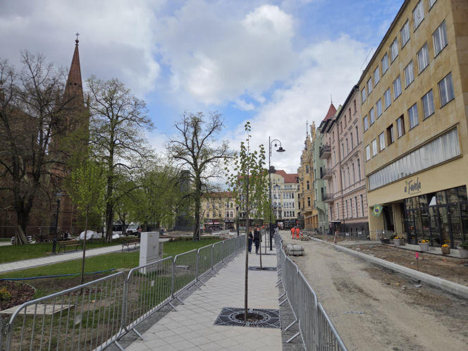 Nowe oblicze placu Wolności. Kwiaciarnie już zamontowane, koniec prac coraz bliżej