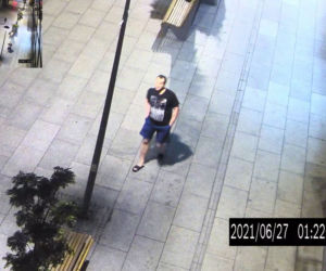 Śląskie: Brutalne pobicie w samym centrum miasta. Wszystko nagrały kamery. Napastnicy są poszukiwani przez policję