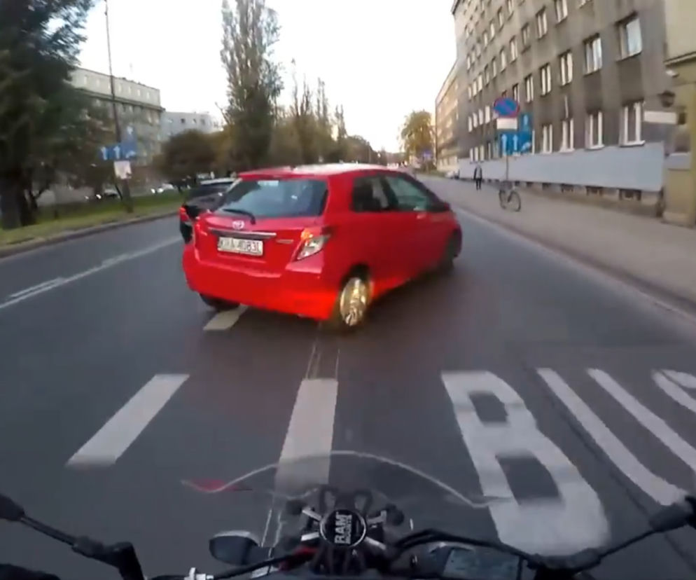 Fatalna kraksa na krakowskich alejach. To cud, że nic poważnego się nie stało 
