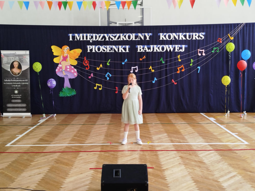 Uczniowie z klas I-III zaprezentowali w SP nr 10 w Siedlcach piosenki z różnych bajek