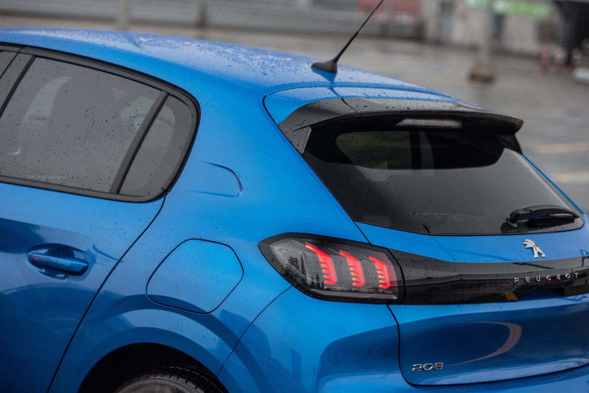 Peugeot 208 Allure vs Opel Corsa Elegance