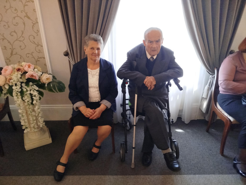 Pamiątkowe medale, legitymacje i kwiaty z okazji 50-lecia pożycia małżeńskiego odebrało w Siedlcach osiem par