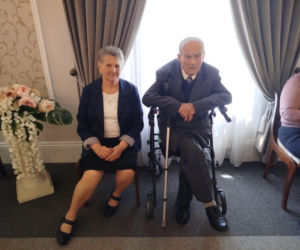 Pamiątkowe medale, legitymacje i kwiaty z okazji 50-lecia pożycia małżeńskiego odebrało w Siedlcach osiem par