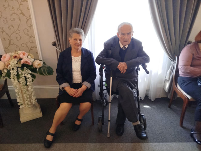 Pamiątkowe medale, legitymacje i kwiaty z okazji 50-lecia pożycia małżeńskiego odebrało w Siedlcach osiem par