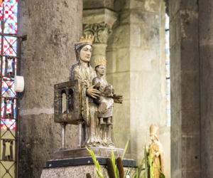 Orcival, Francja. Romańska figura Marii Panny w Bazylice Notre-Dame