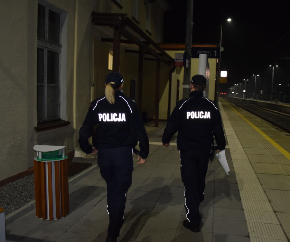 Policjanci pomagają przetrwać zimę bezdomnym 