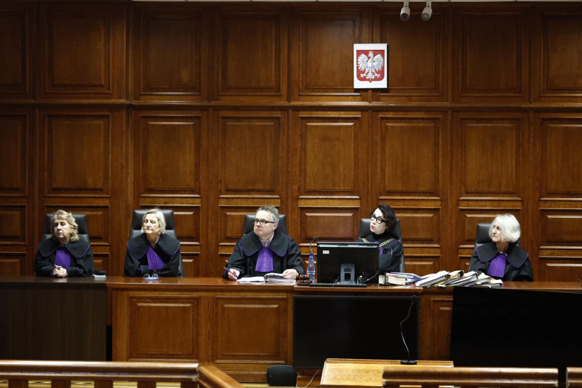„Sztuczną szczękę wepchnięto jej do gardła”. Przerażające ustalenia. W mieszkaniu w Warszawie znaleziono cztery ciała